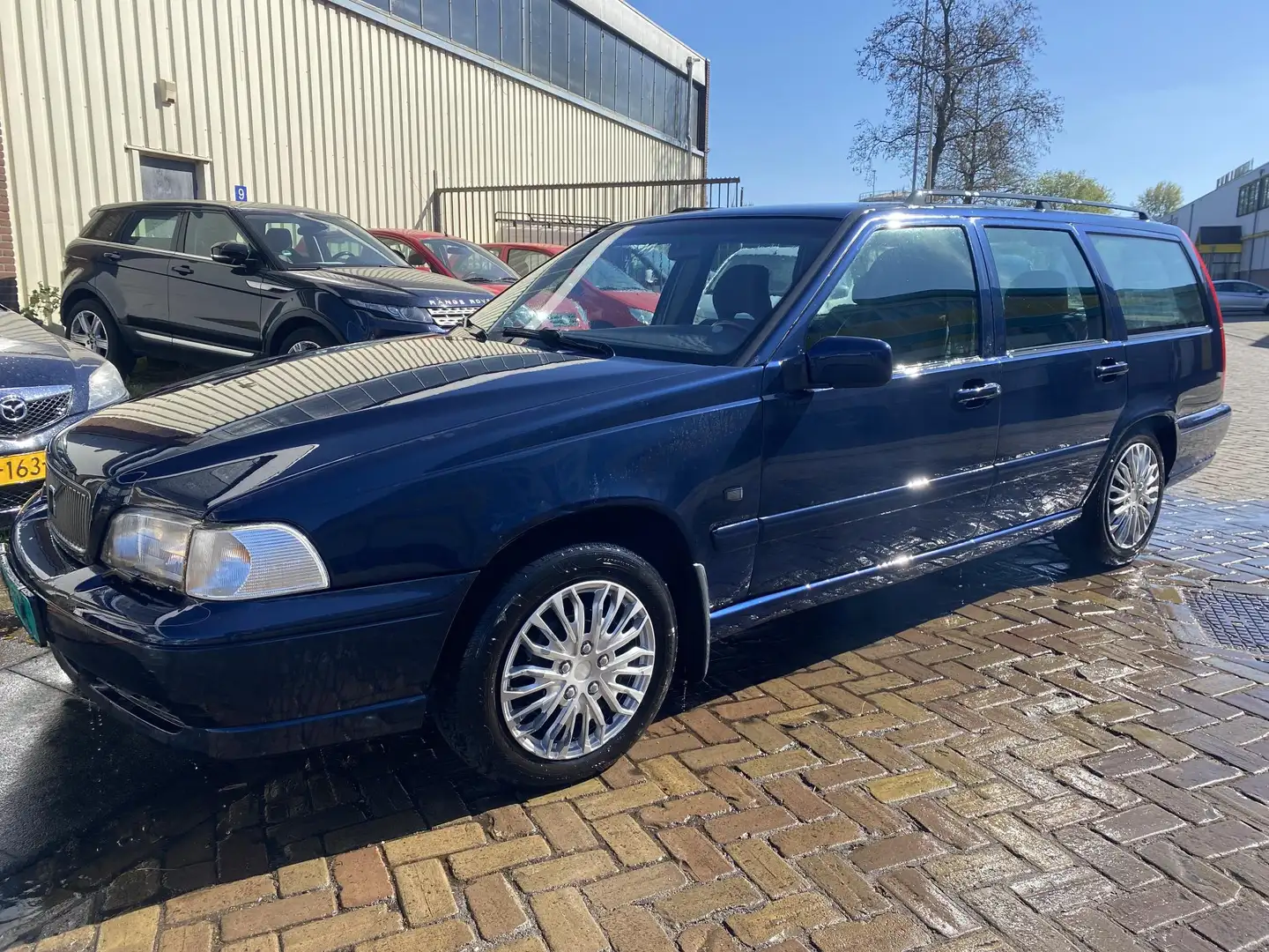 Volvo V70 2.5-20V Comfort Luxury Bleu - 1