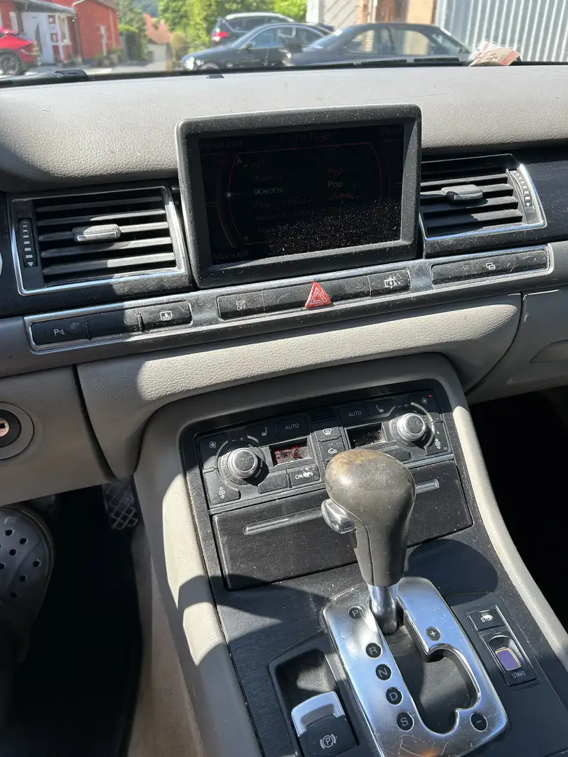 Audi A8 4.2 quattro - 2