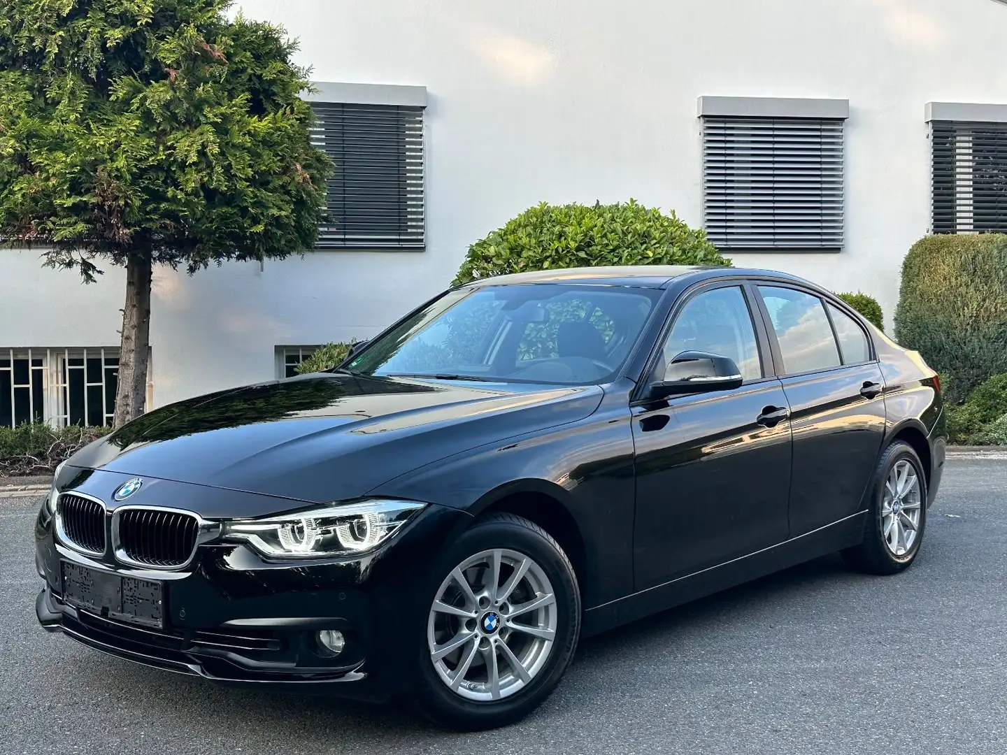 BMW 318 i Advantage Lim*LED*AUTOMATIK*89-TKM* Schwarz - 1