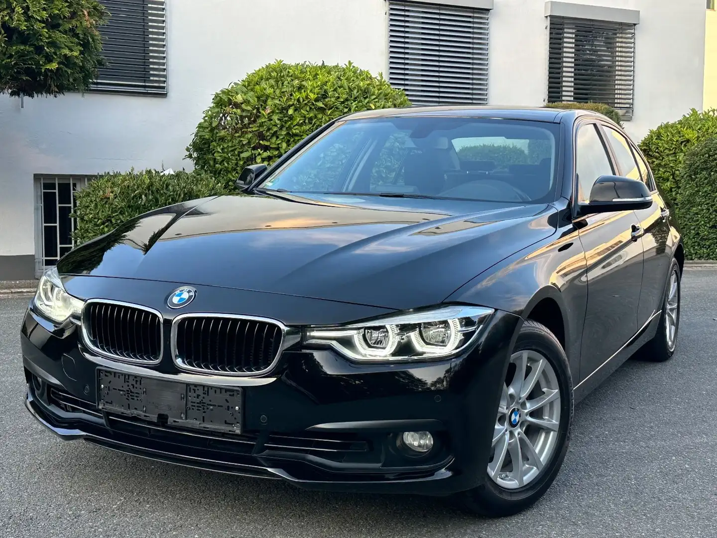 BMW 318 i Advantage Lim*LED*AUTOMATIK*89-TKM* Schwarz - 2
