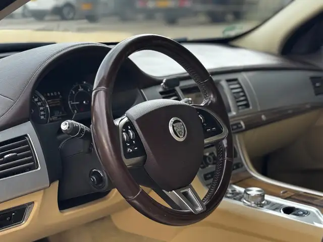 Jaguar XF view 3