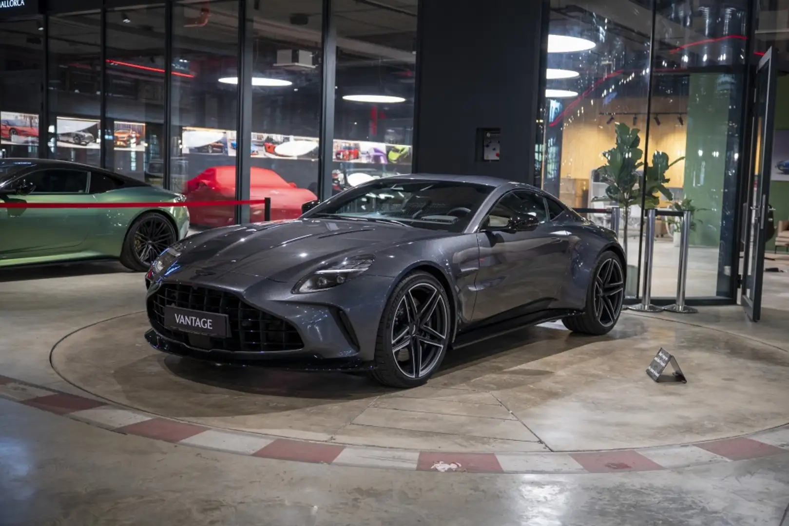 Aston Martin Vantage Deportivo Automático de 2 Puertas Gris - 1