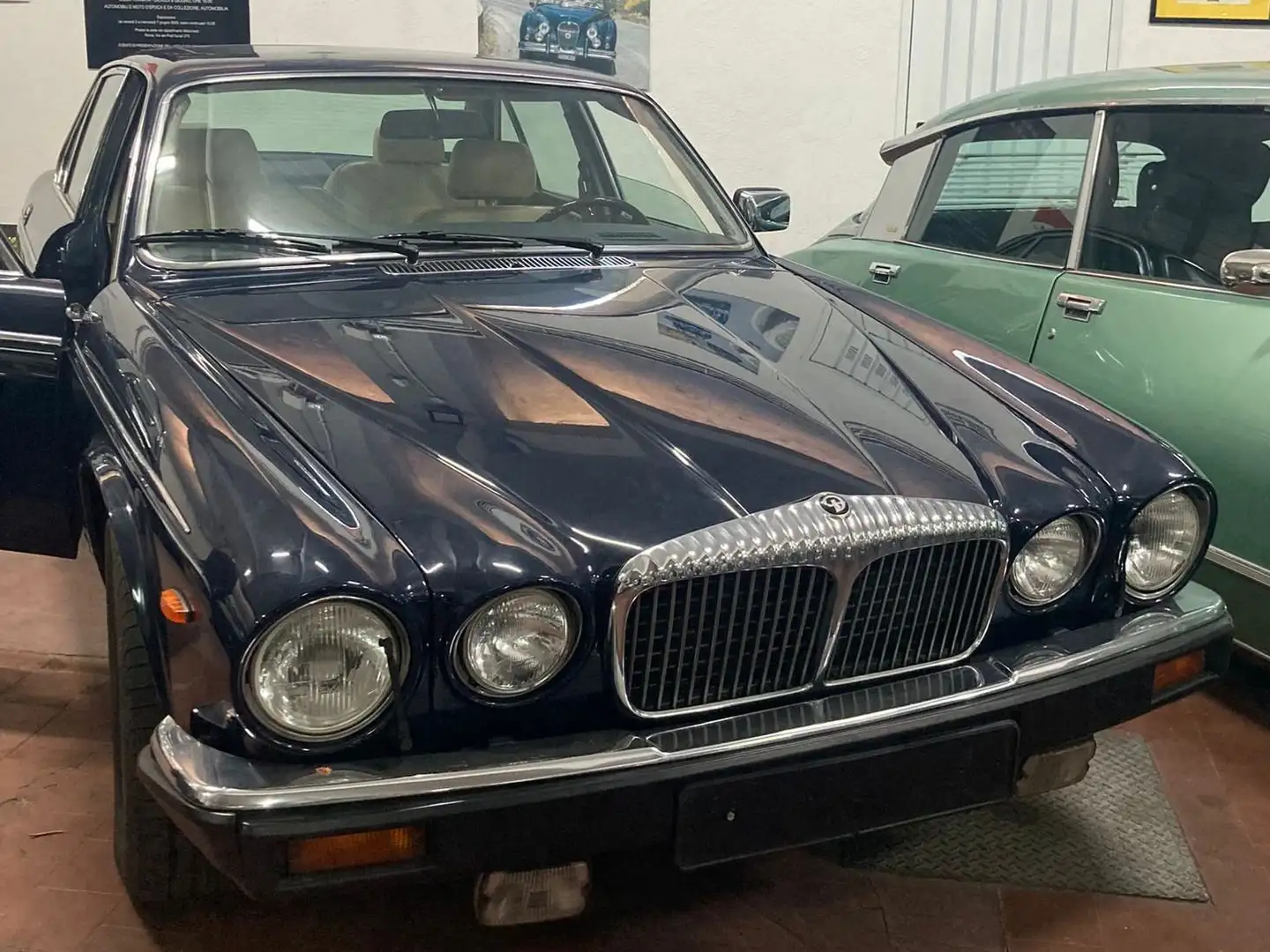 Daimler Double Six 5300 V12 Modrá - 2