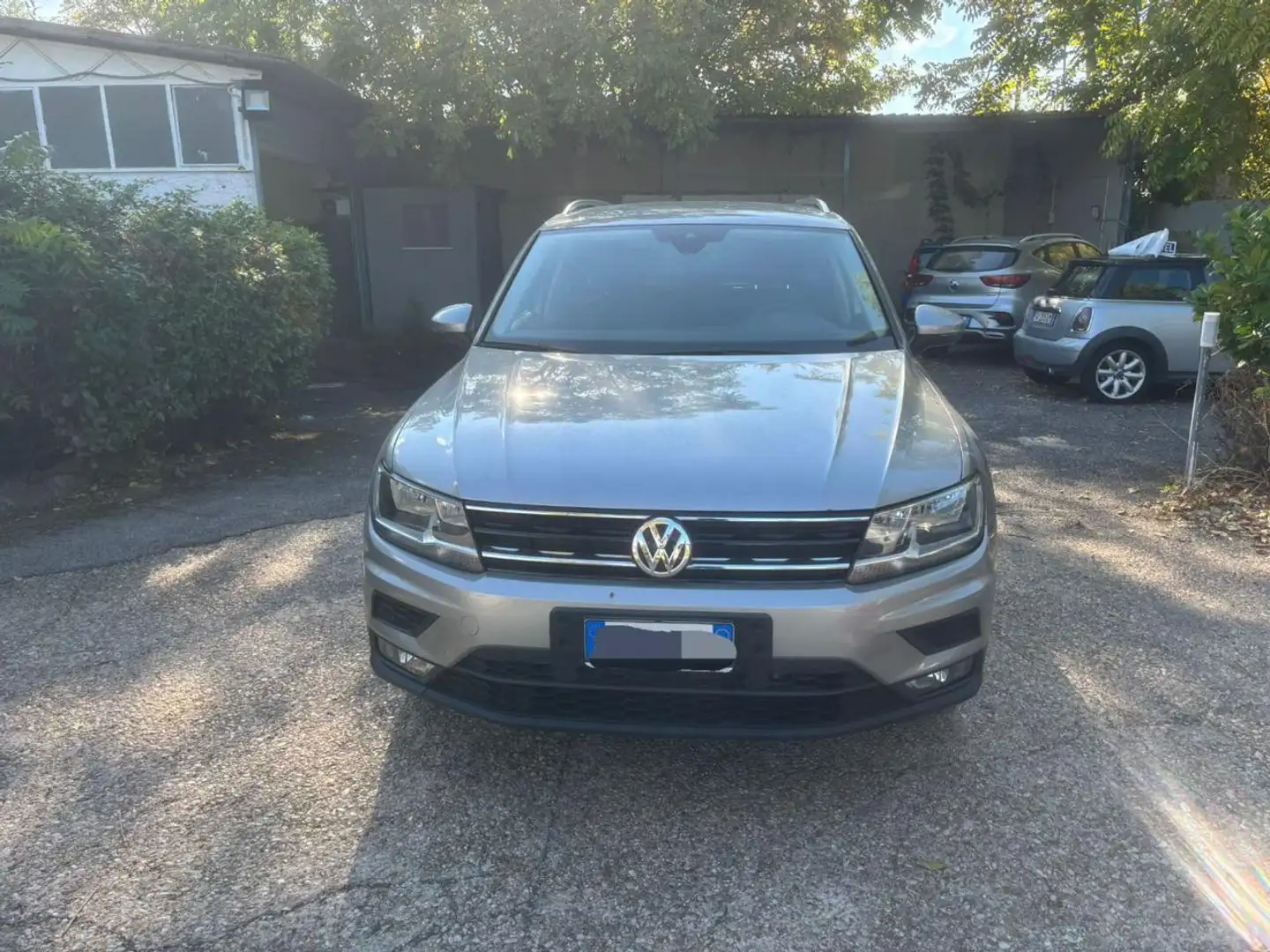 Volkswagen Tiguan 2.0 TDI SCR DSG 4MOTION Business BMT Grau - 2