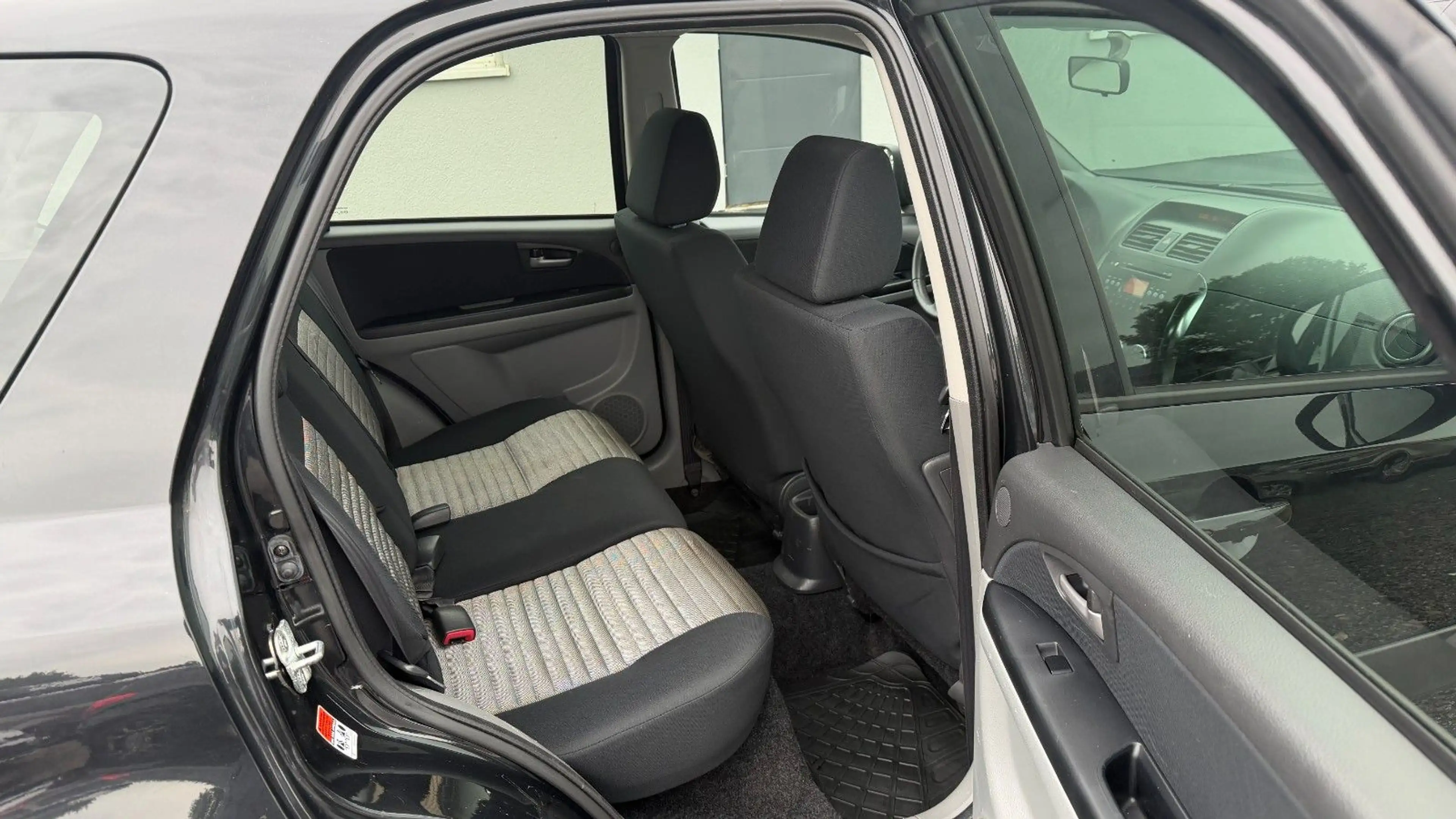 Suzuki SX4 Club Allrad Klima Navi Sitzheizung PDC — photo 14
