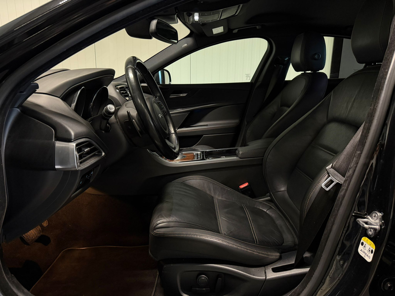 Jaguar XE 2.0 Portfolio HUD Leder NL Auto NAP — photo 4