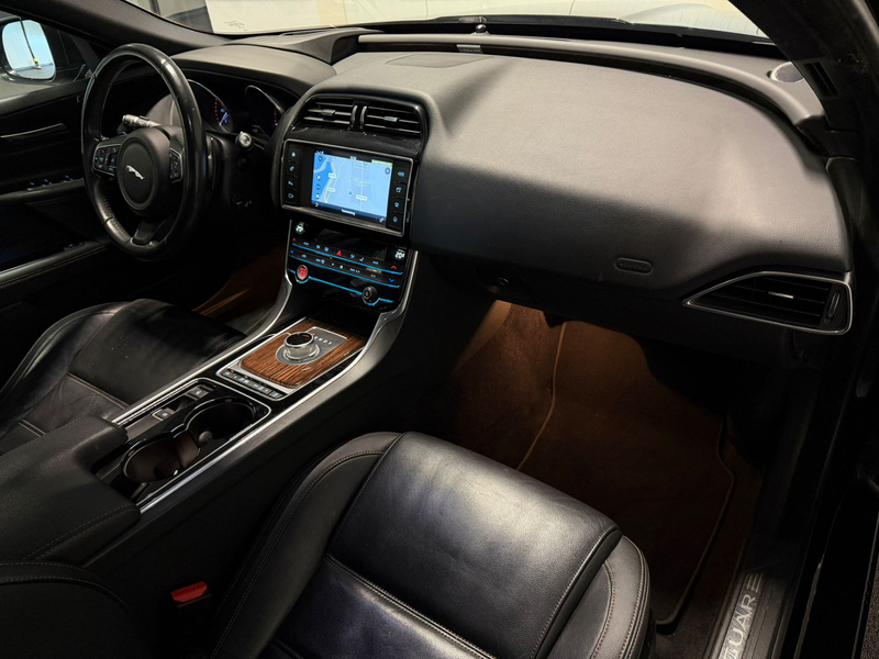 Jaguar XE 2.0 Portfolio HUD Leder NL Auto NAP — photo 22