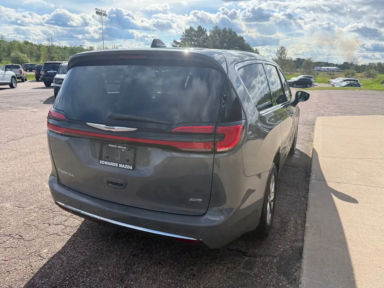 Chrysler Pacifica photo Chrysler Pacifica