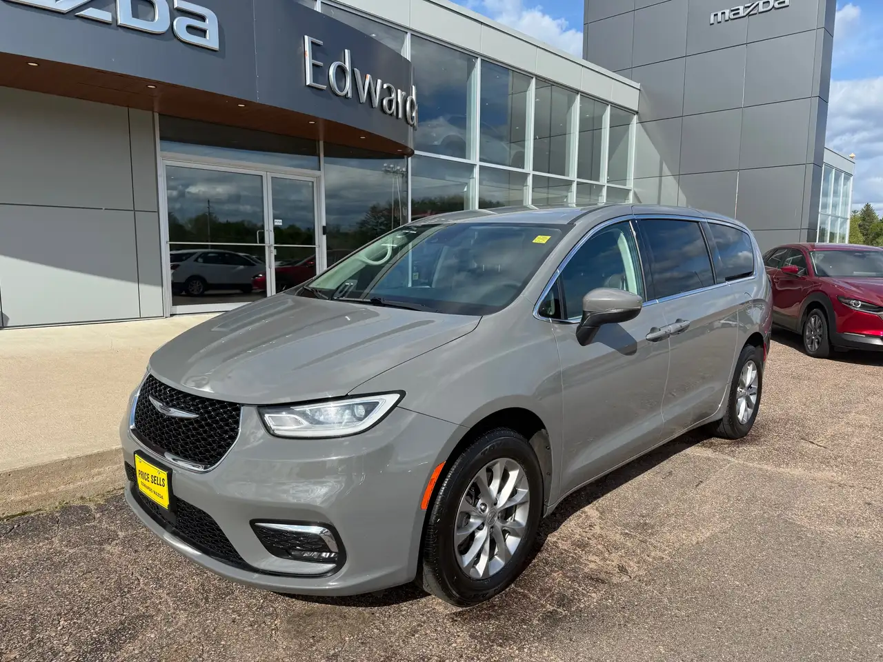 Chrysler Pacifica photo Chrysler Pacifica