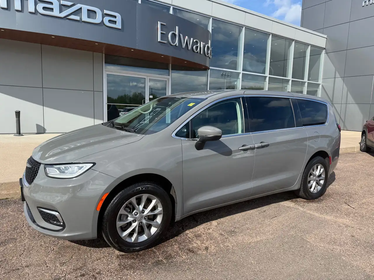 Chrysler Pacifica photo Chrysler Pacifica