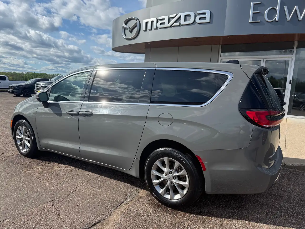 Chrysler Pacifica photo Chrysler Pacifica