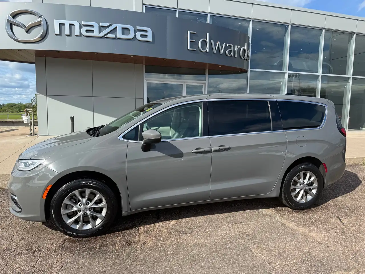 Chrysler Pacifica photo Chrysler Pacifica