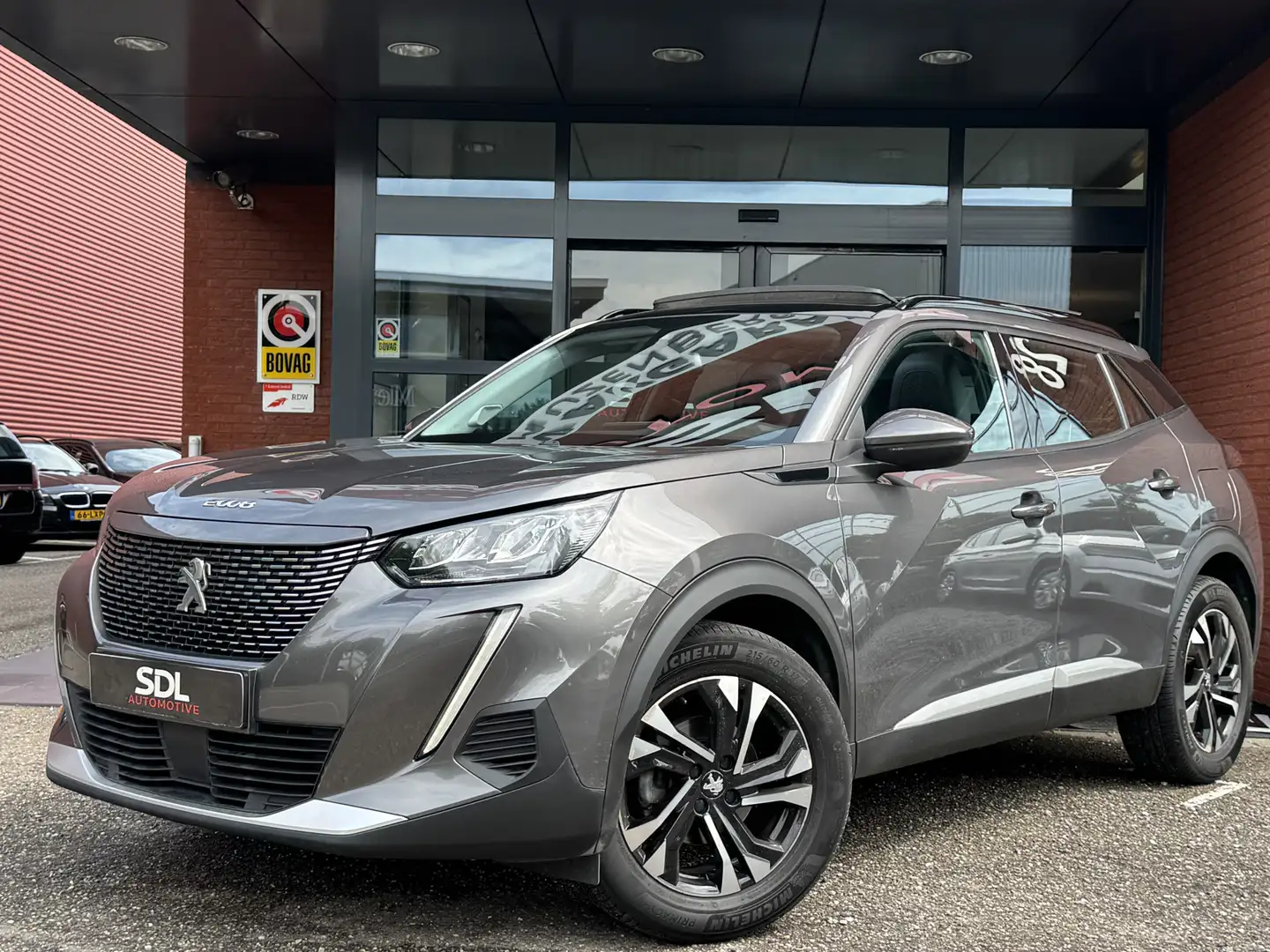 Peugeot 2008 1.2 PureTech Allure // NAVI // CAMERA // PANO SCHU Grau - 2