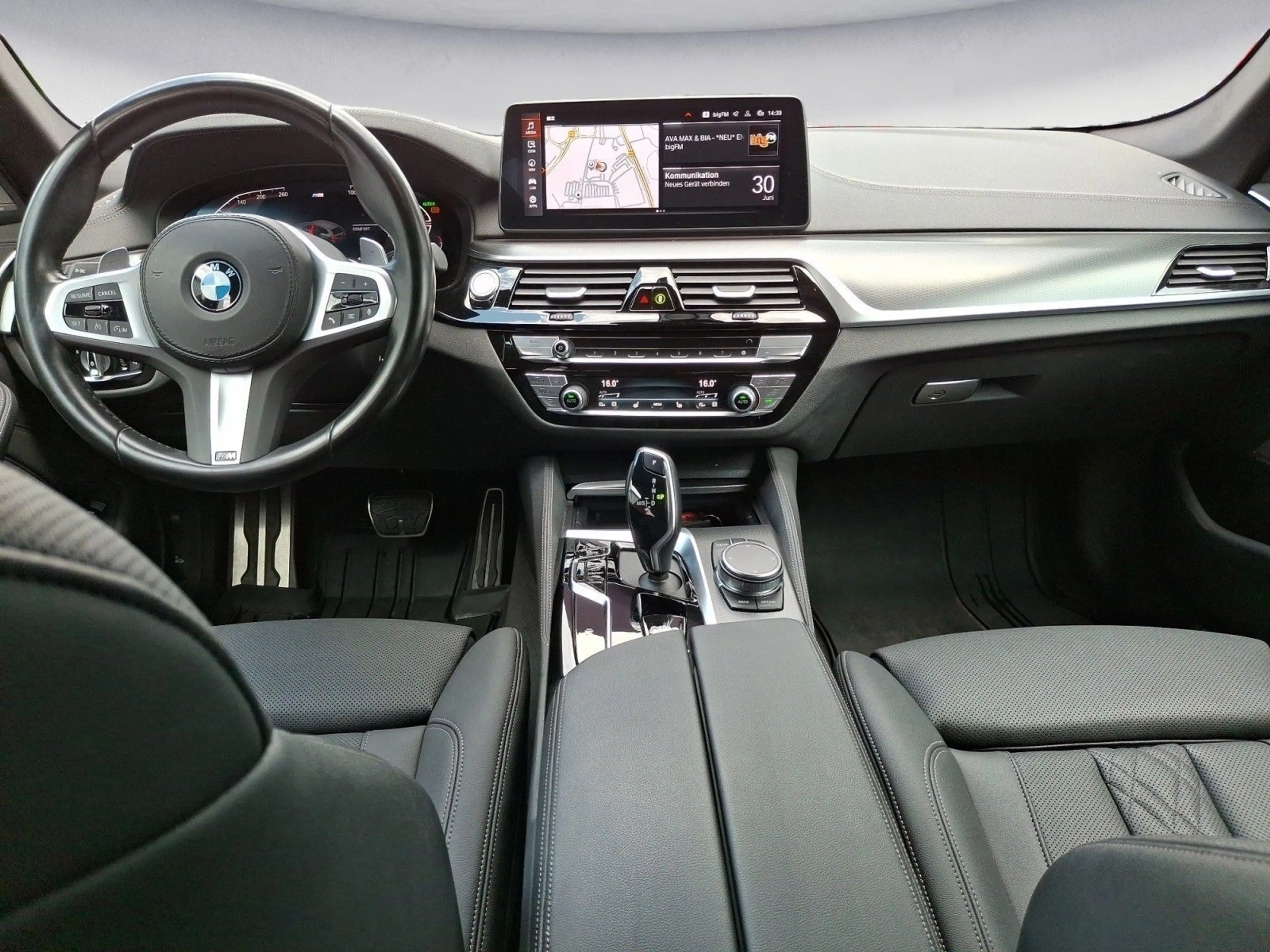 BMW 540 d xDrive Touring M Sport Pano Harman — photo 12