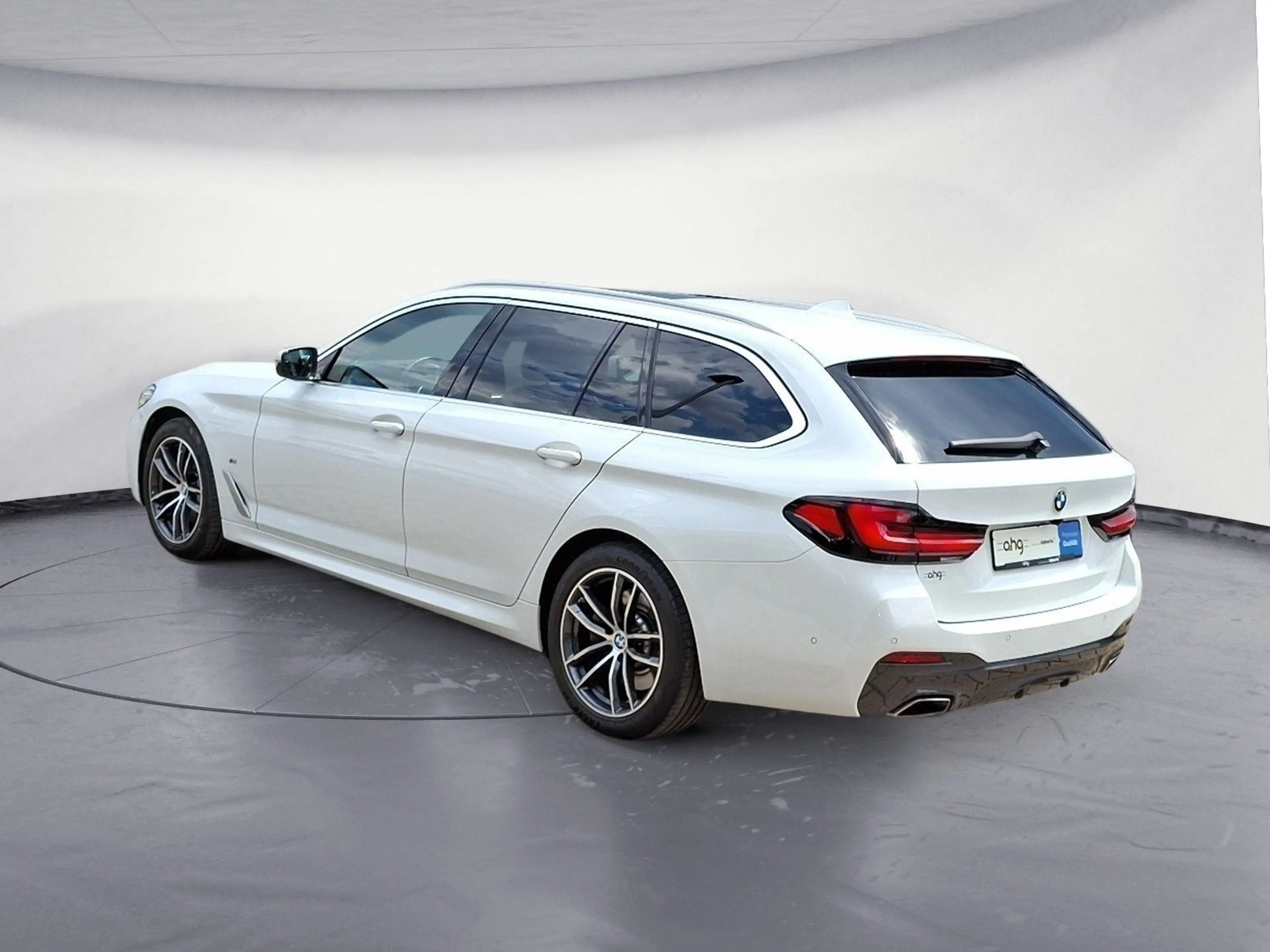 BMW 540 d xDrive Touring M Sport Pano Harman — photo 4
