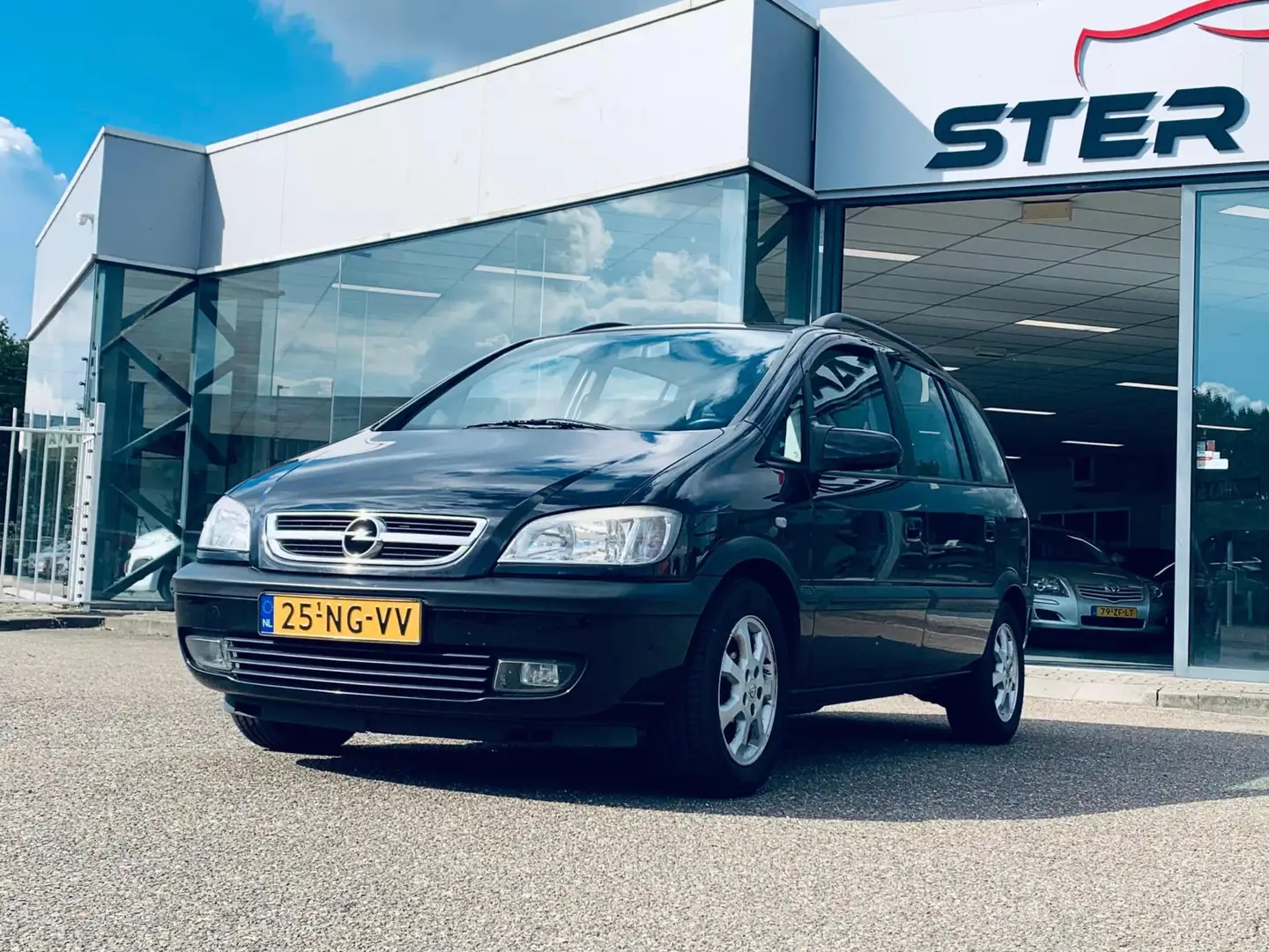 Opel Zafira 2.2-16V Elegance, 7 Personen, Airco, Trekhaak, P S Schwarz - 2