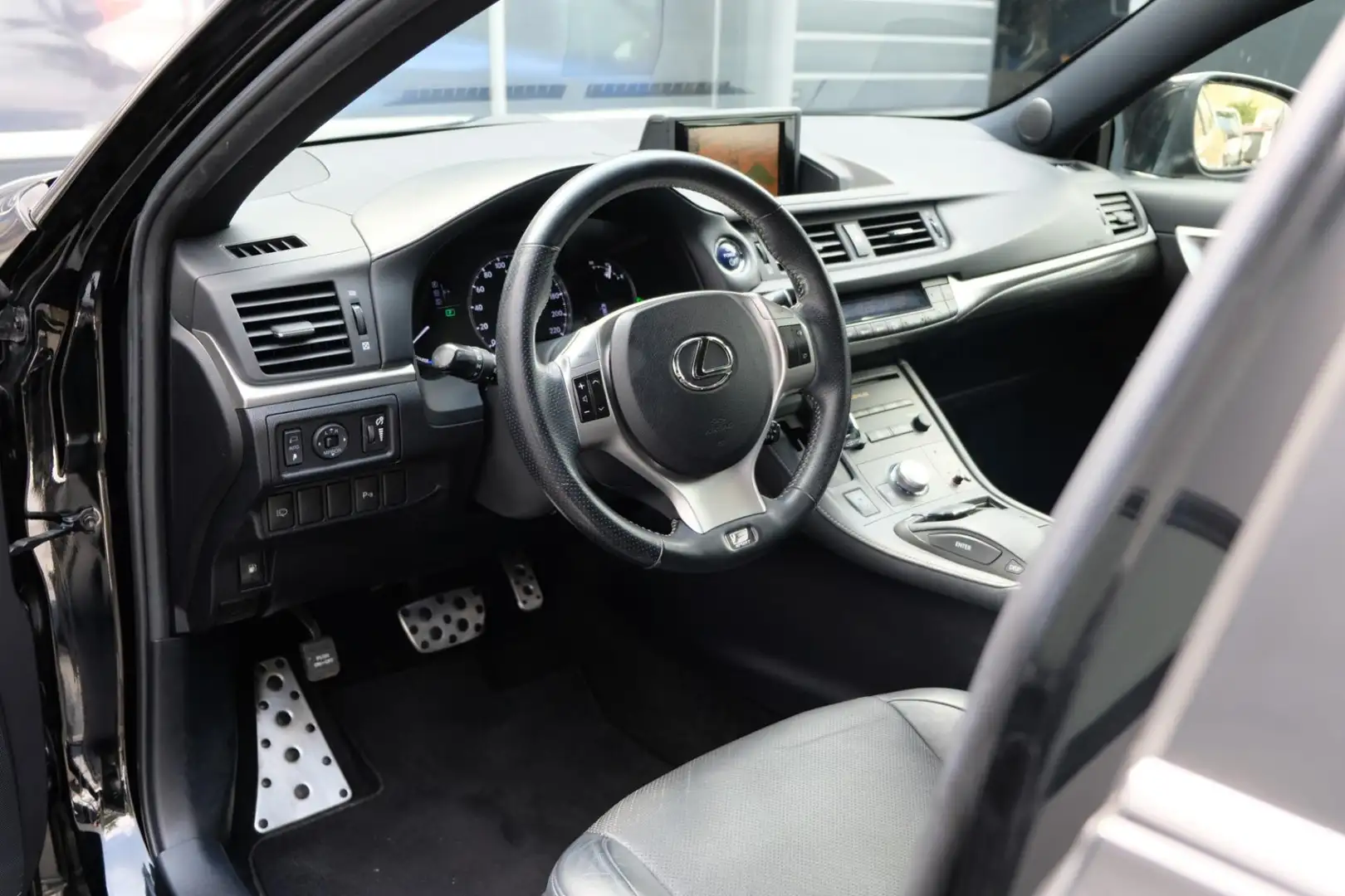 Lexus CT 200h Hybrid **F Sport 100dkm** COMPLEET DEALER ONDERHOU Zwart - 2