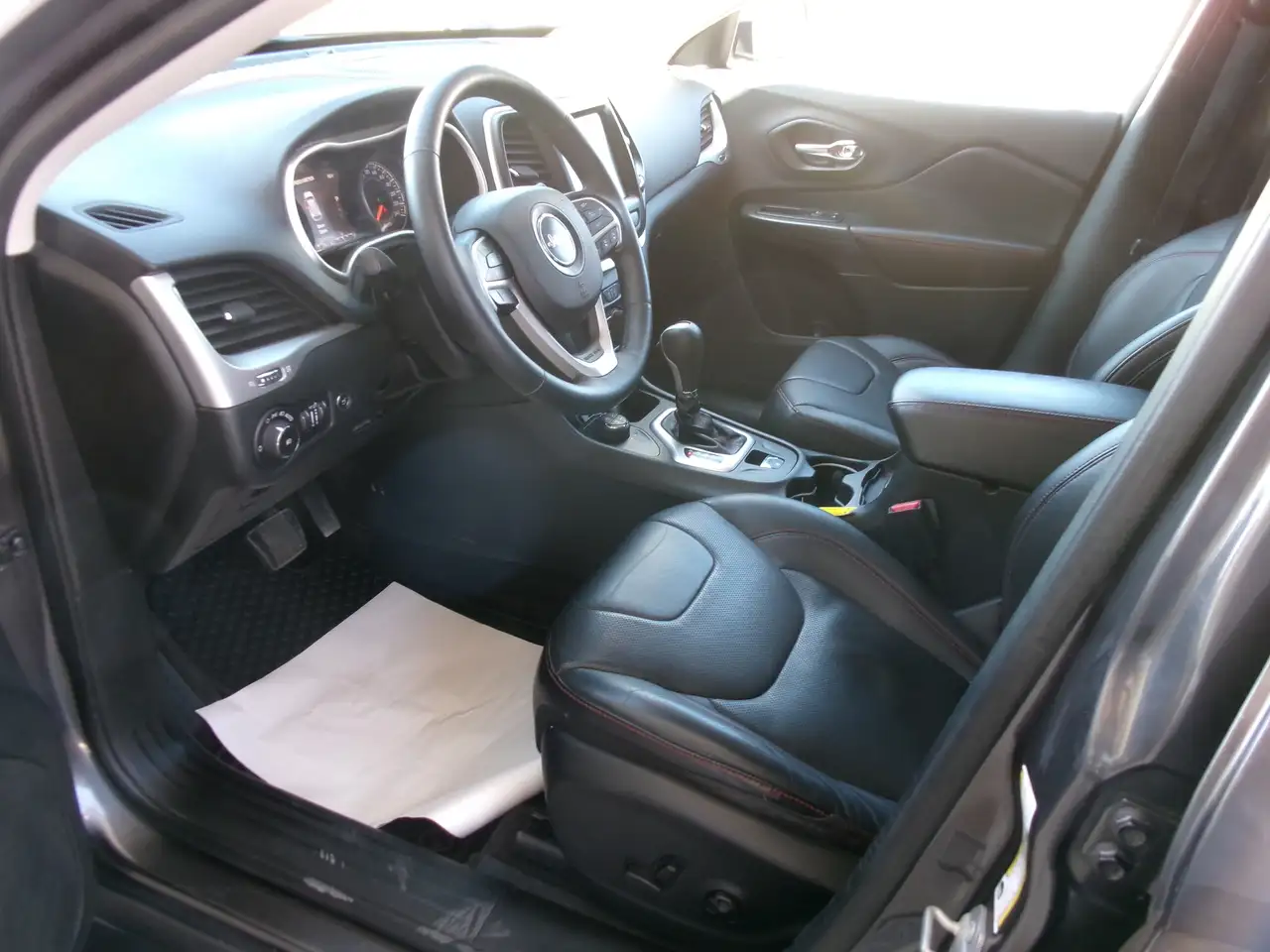 Jeep Cherokee снимка Jeep Cherokee