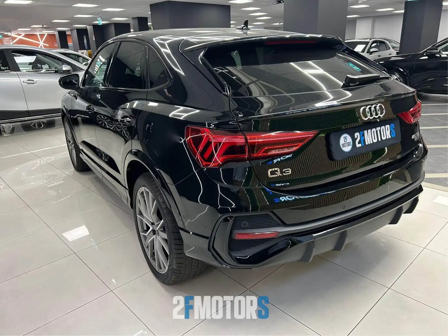 Audi Q3 40 2.0 tdi Identity Black quattro 200cv s-tronic Nero - 2