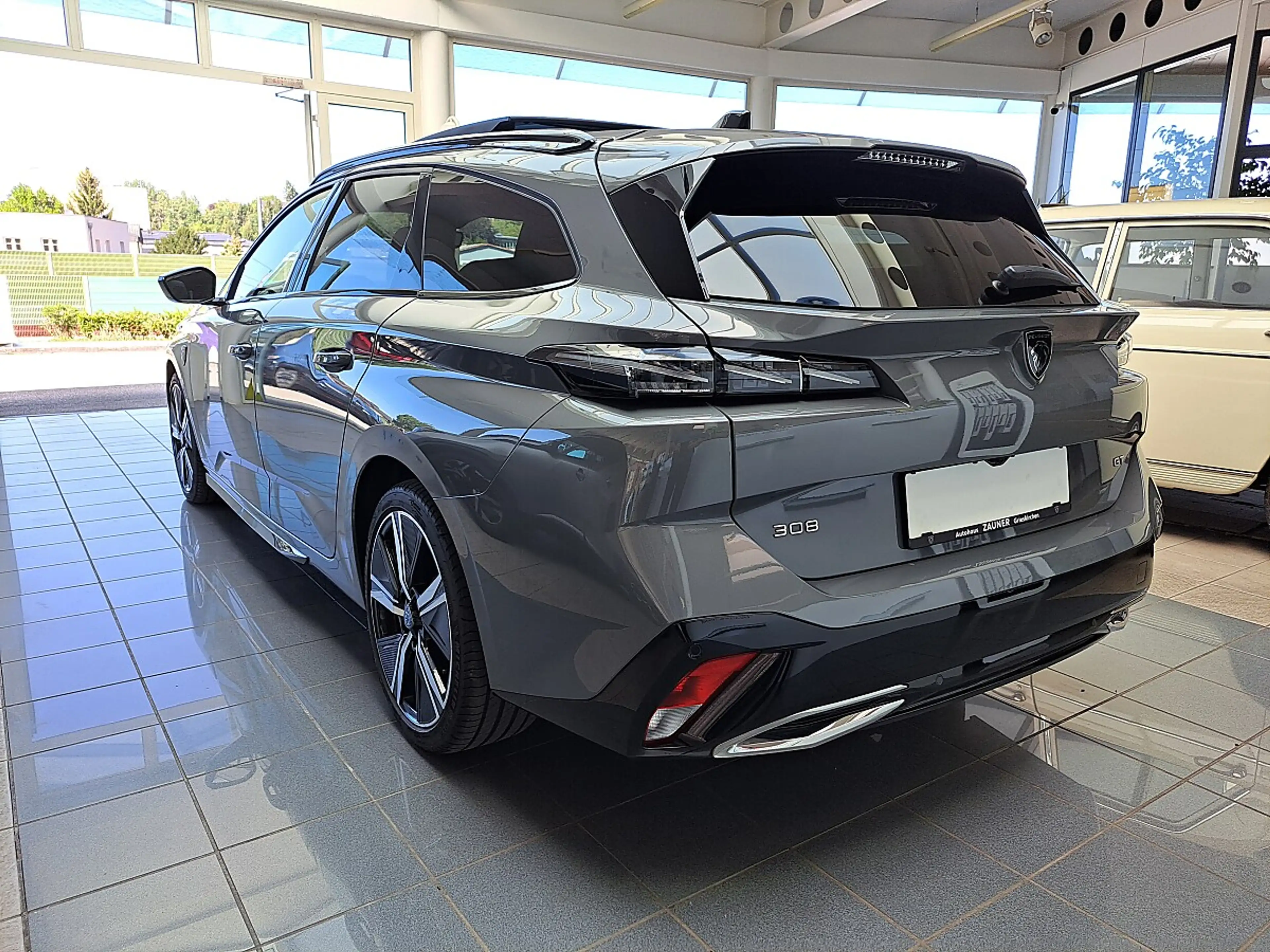 Peugeot 308 SW BlueHDi 130 S&S EAT8 GT — photo 3