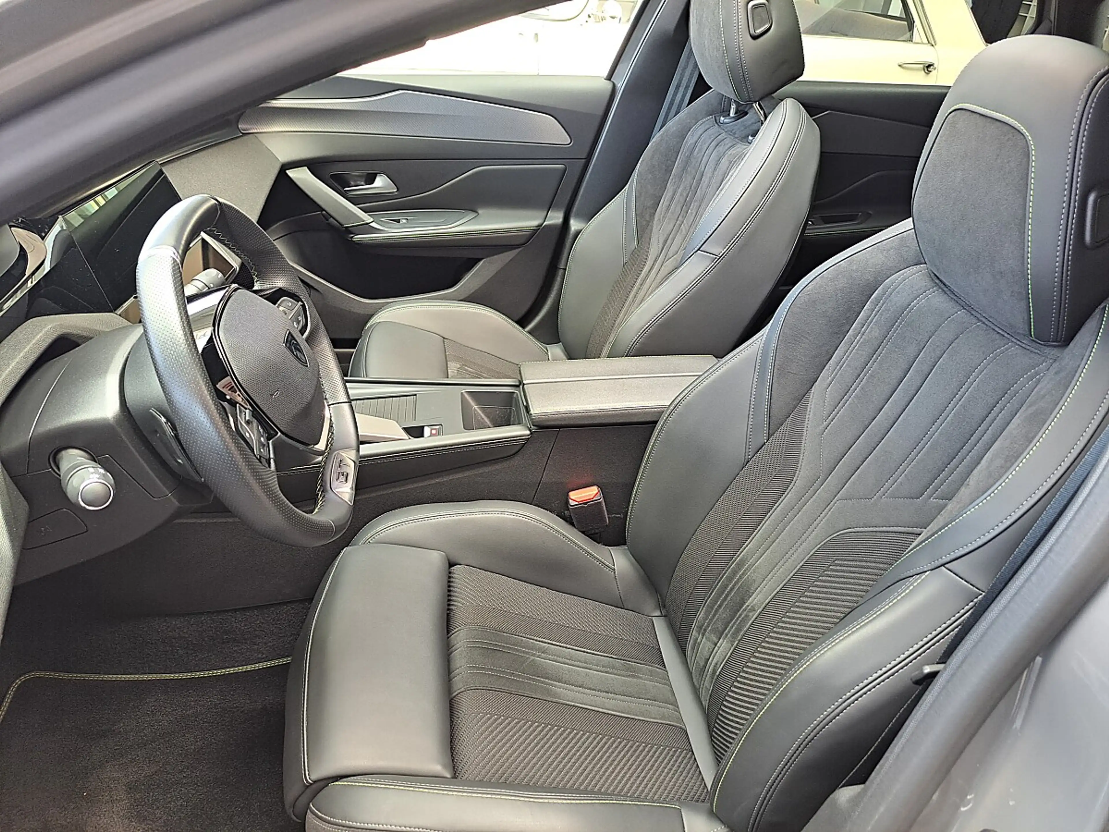 Peugeot 308 SW BlueHDi 130 S&S EAT8 GT — photo 12