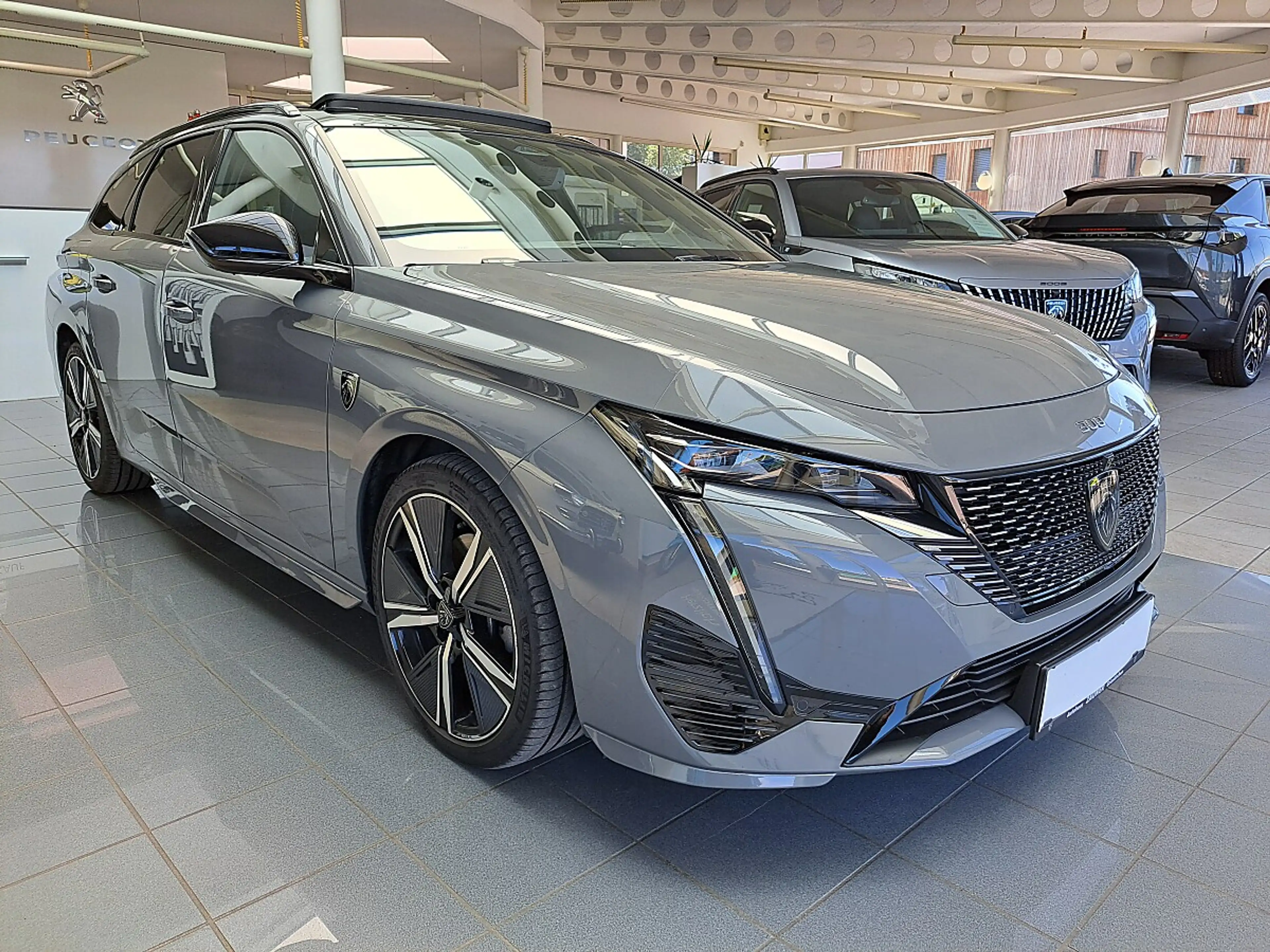 Peugeot 308 SW BlueHDi 130 S&S EAT8 GT — photo 6