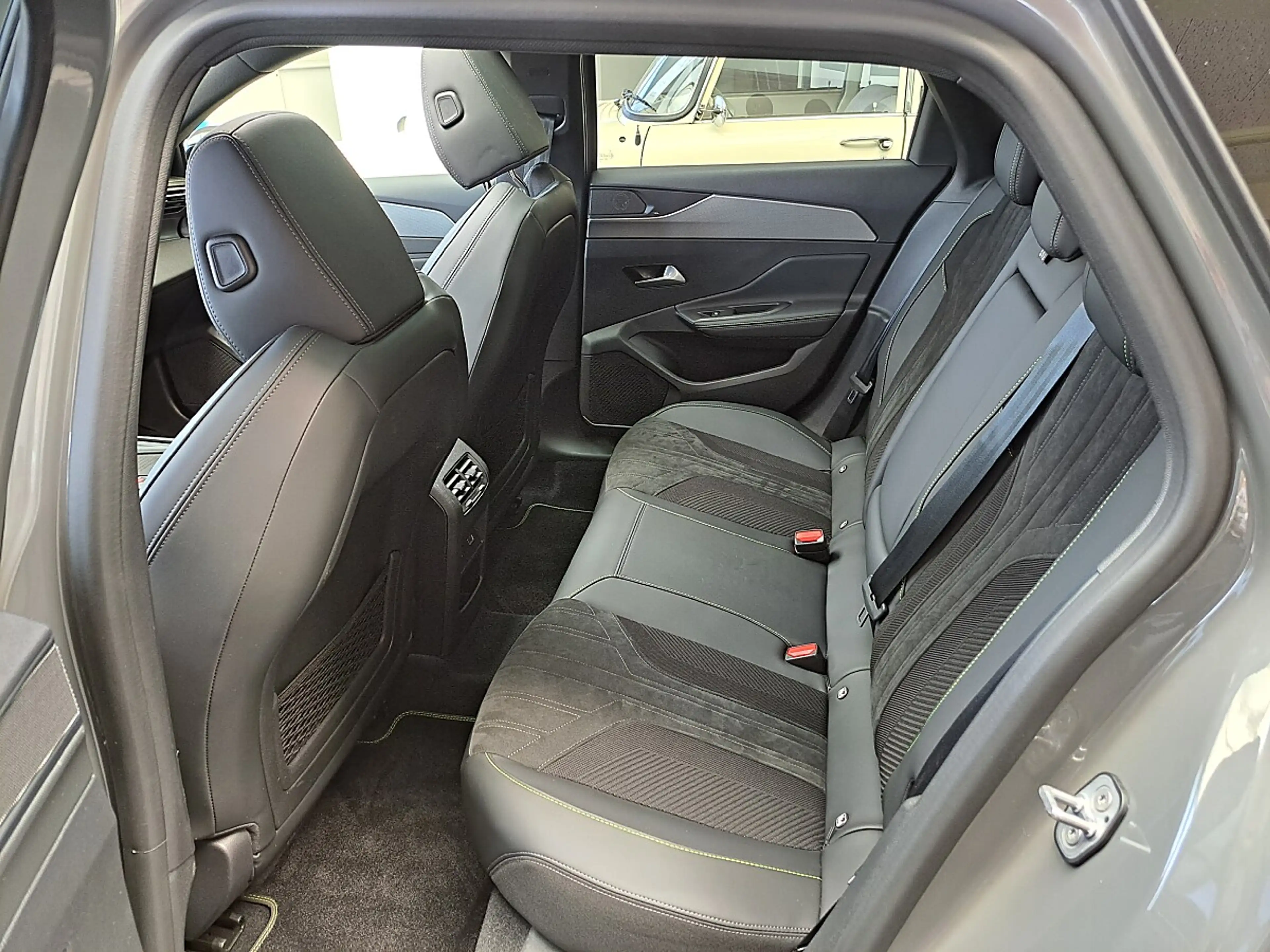 Peugeot 308 SW BlueHDi 130 S&S EAT8 GT — photo 13