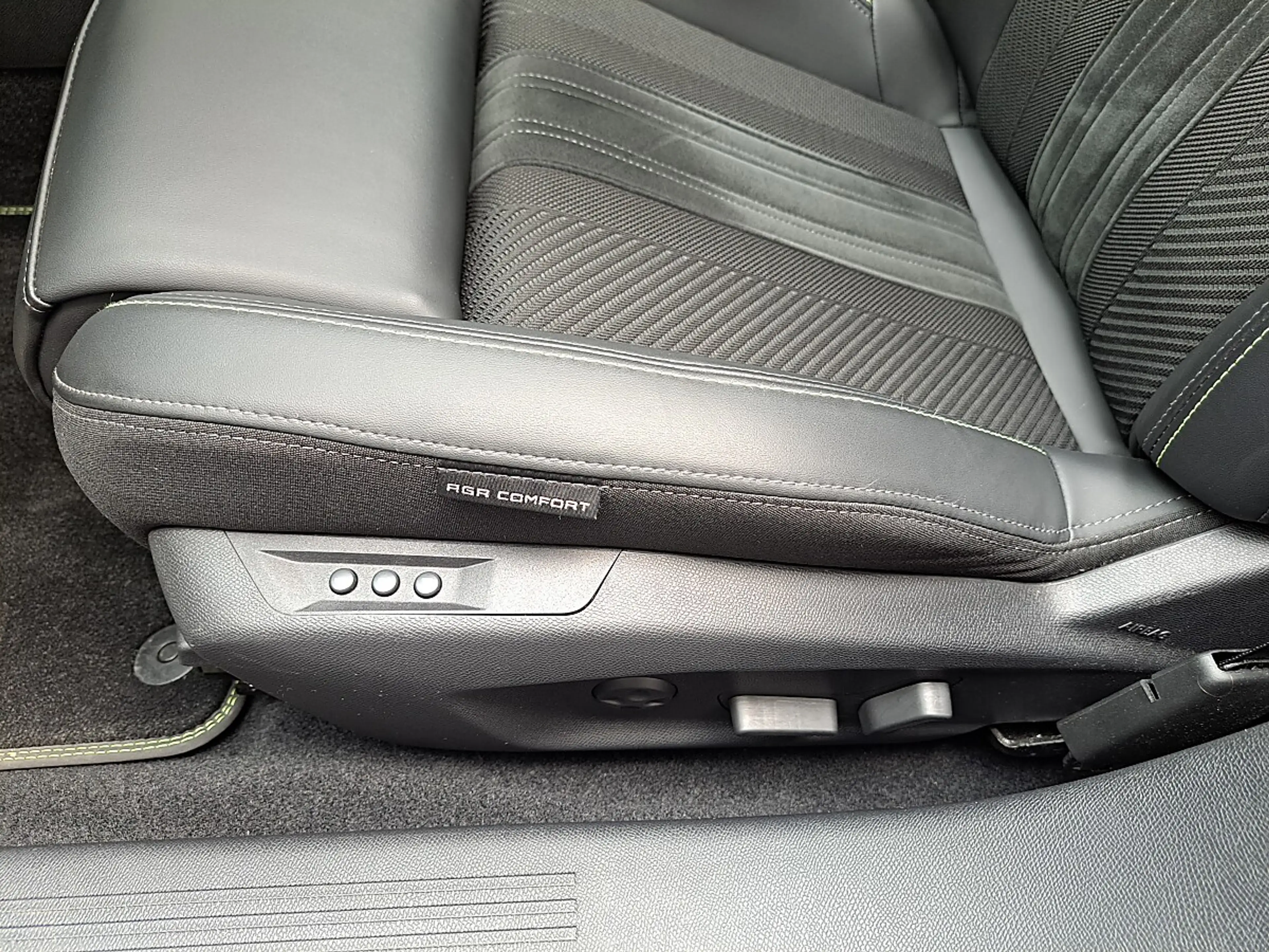 Peugeot 308 SW BlueHDi 130 S&S EAT8 GT — photo 14