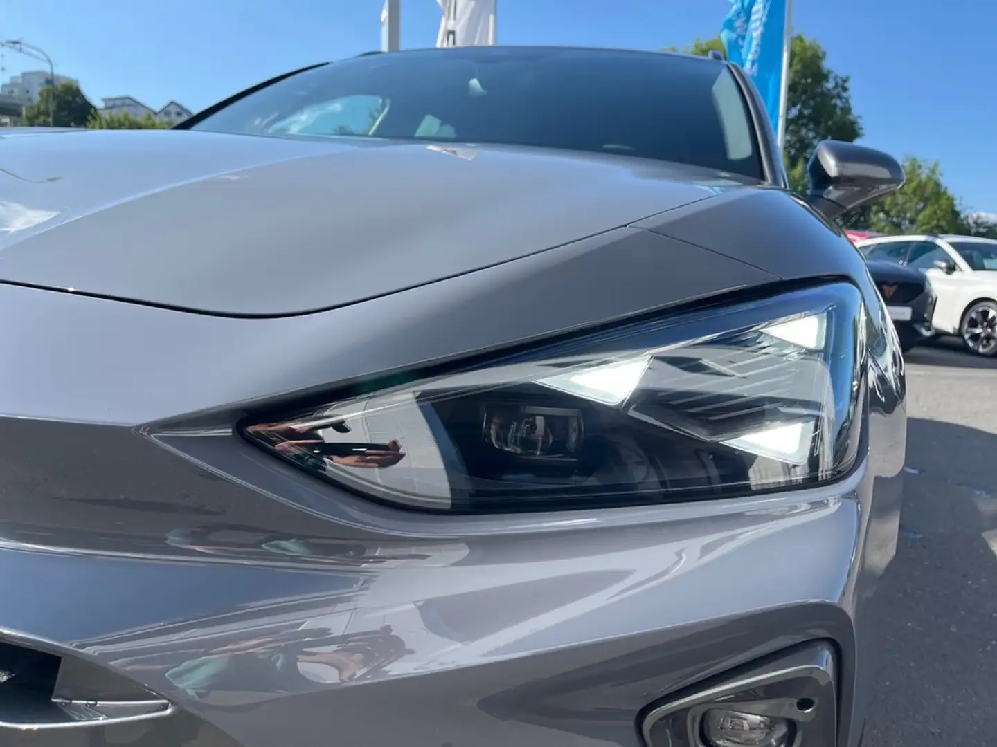 CUPRA Leon ST 2,0 TSI 4Drive VZ Grau - 2