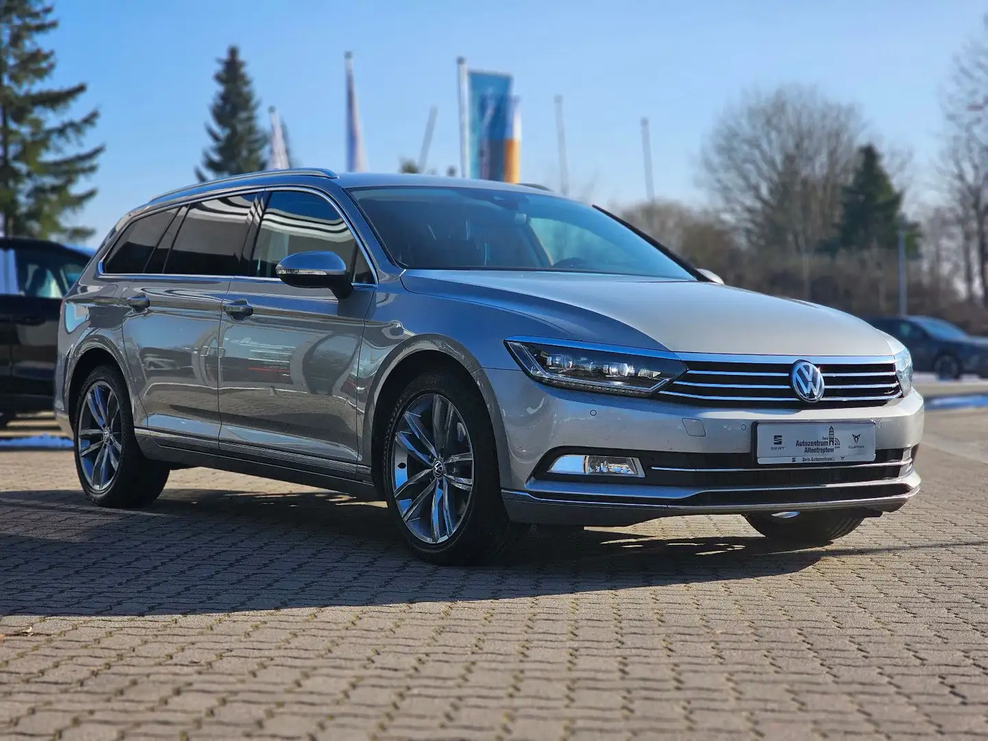 Volkswagen Passat Variant 1.8 TSI DSG Highline NAVI RFK FAS Zilver - 2