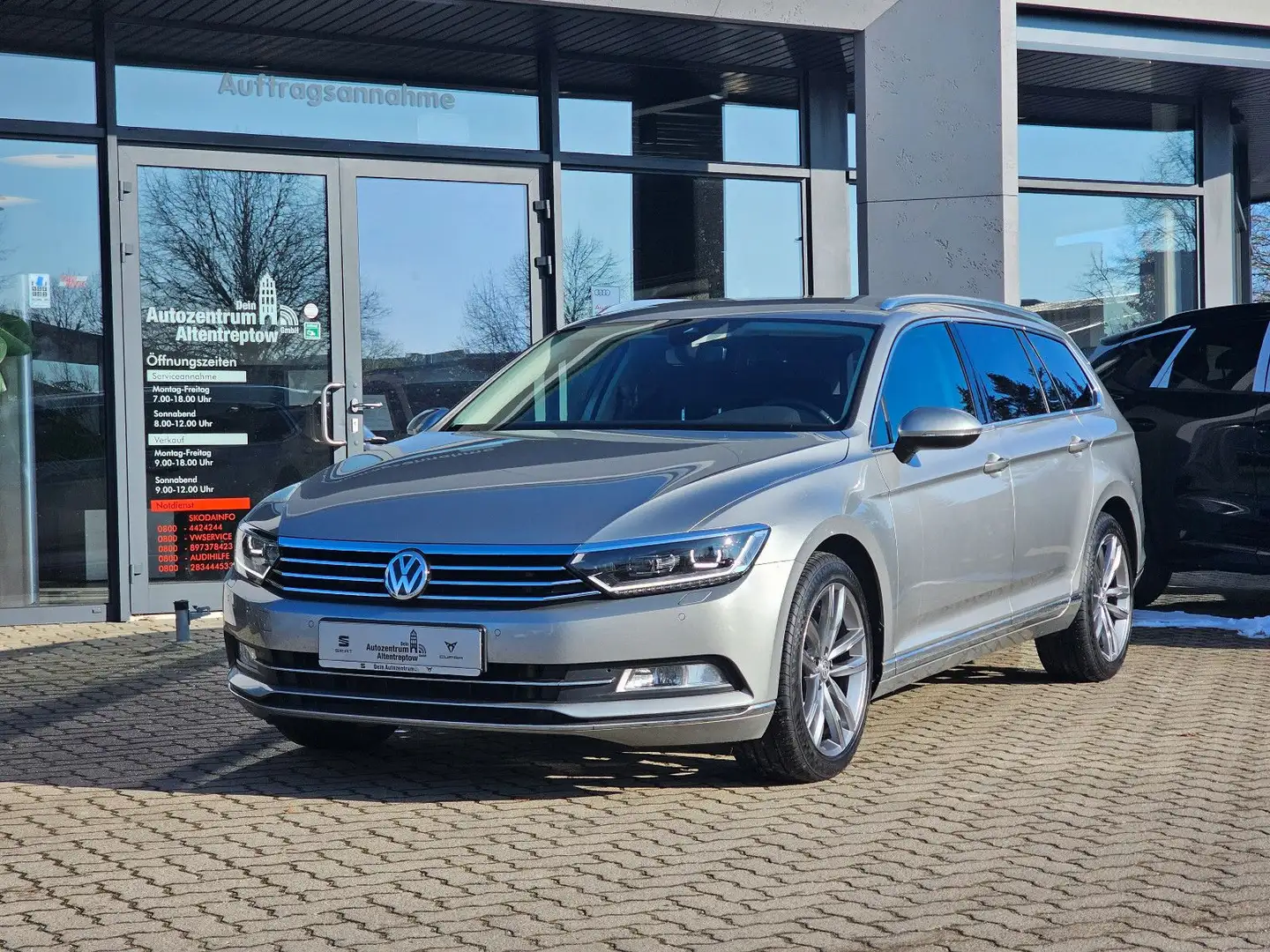 Volkswagen Passat Variant 1.8 TSI DSG Highline NAVI RFK FAS Zilver - 1