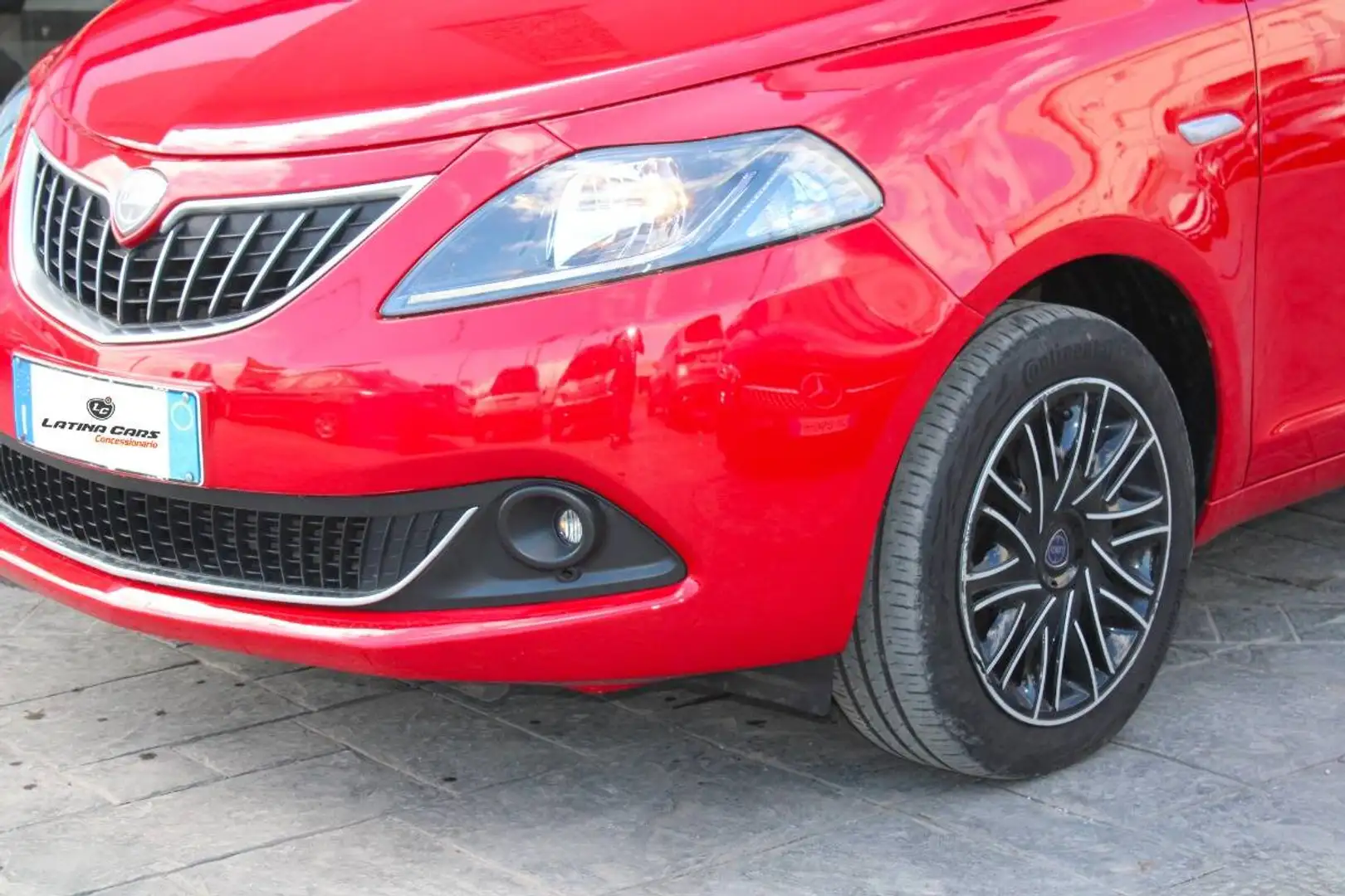 Lancia Ypsilon 1.0 firefly hybrid Gold s&s 70cv Con CARPLAY Rosso - 2