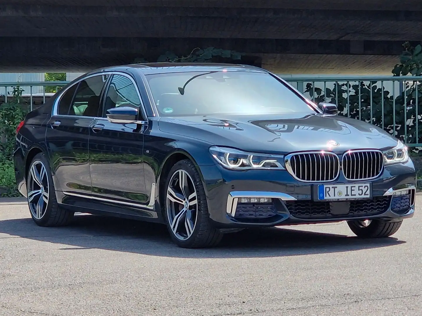 BMW 740 Lim 740 d xDrive *M-Paket*Laser*Harman-Kardon* Grau - 1