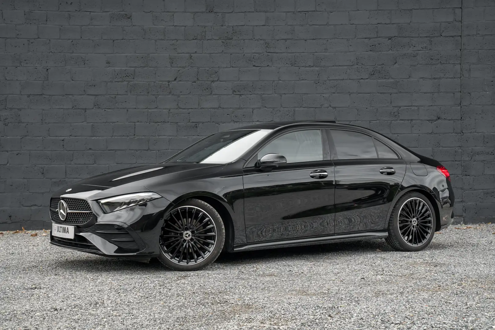 Mercedes-Benz A 180 A 180 AUTOMAAT/AMG/PANO/360/KEYLESS/BURMESTER Noir - 1