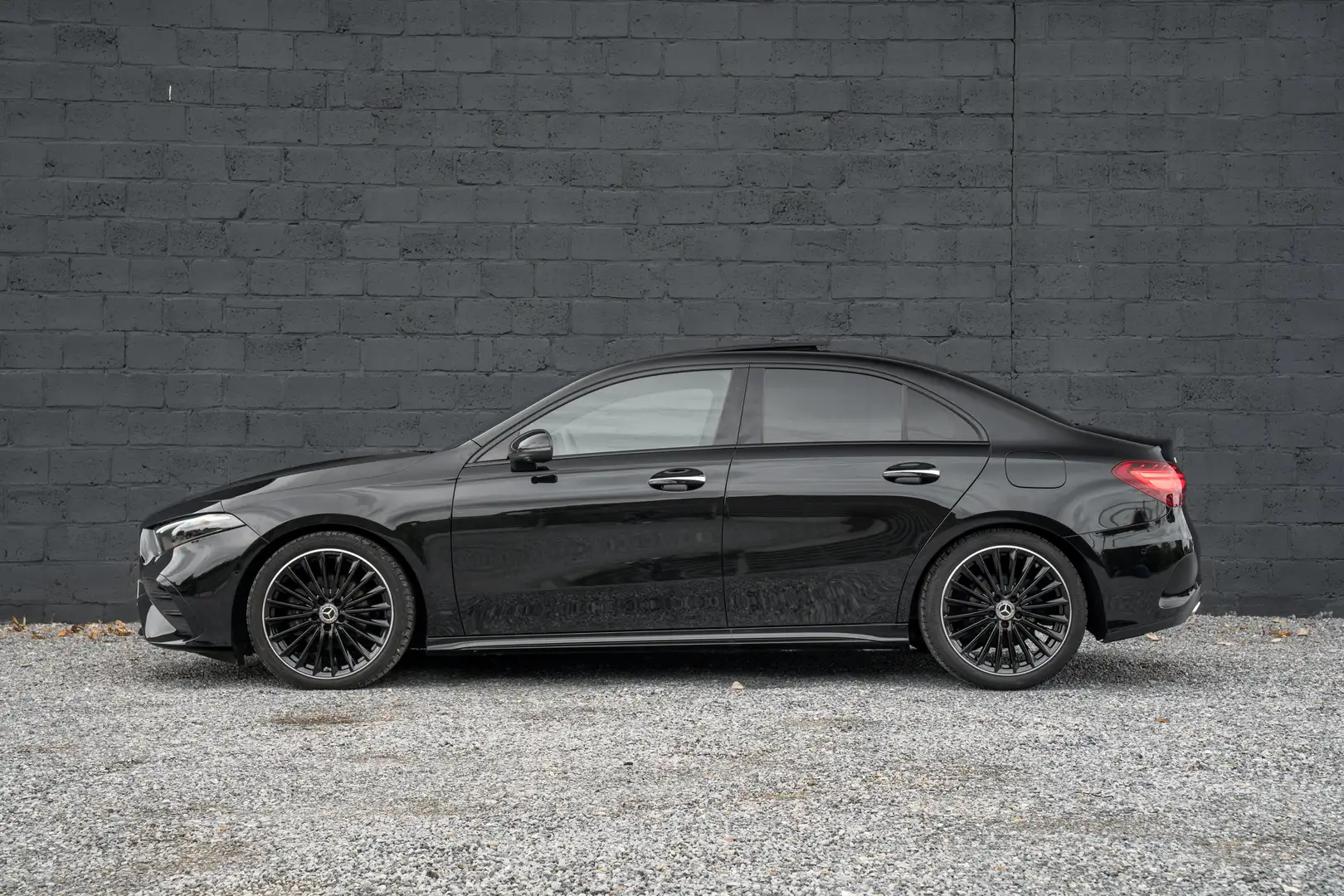 Mercedes-Benz A 180 A 180 AUTOMAAT/AMG/PANO/360/KEYLESS/BURMESTER Noir - 2