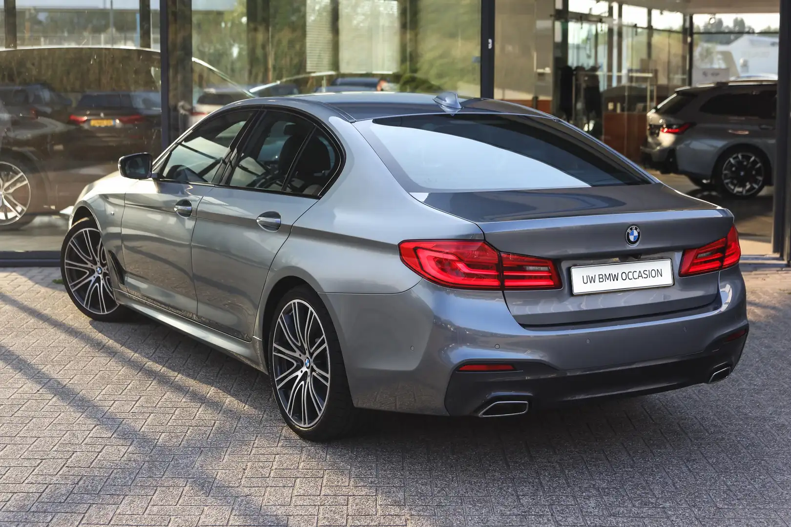 BMW 520 5 Serie 520i High Executive M Sport Automaat / Ach Grijs - 2