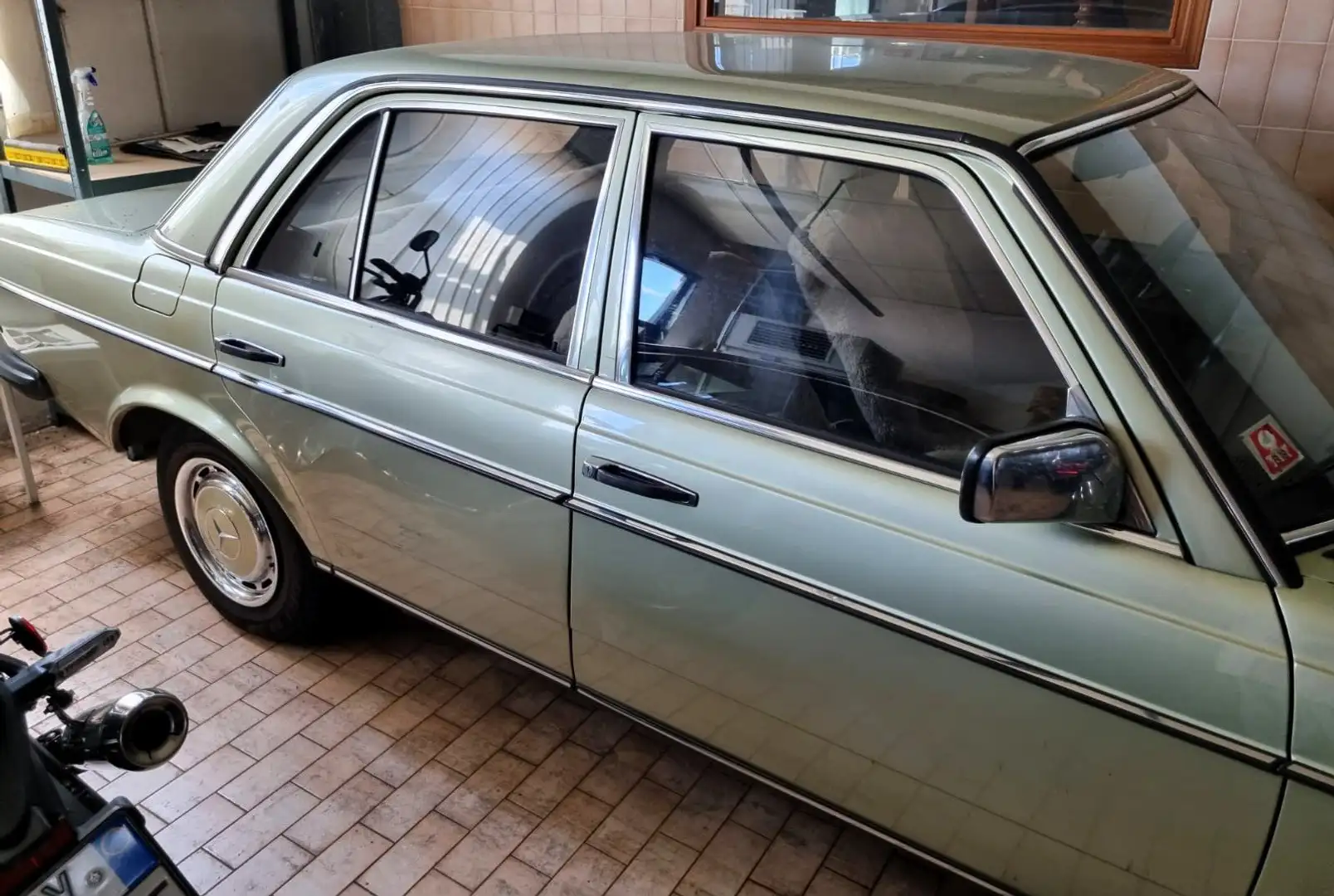 Mercedes-Benz E 230 W123 Verde - 2