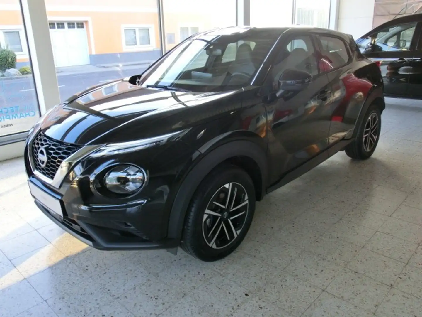 Nissan Juke 1,0 DIG-T N-Connecta+ Schwarz - 1