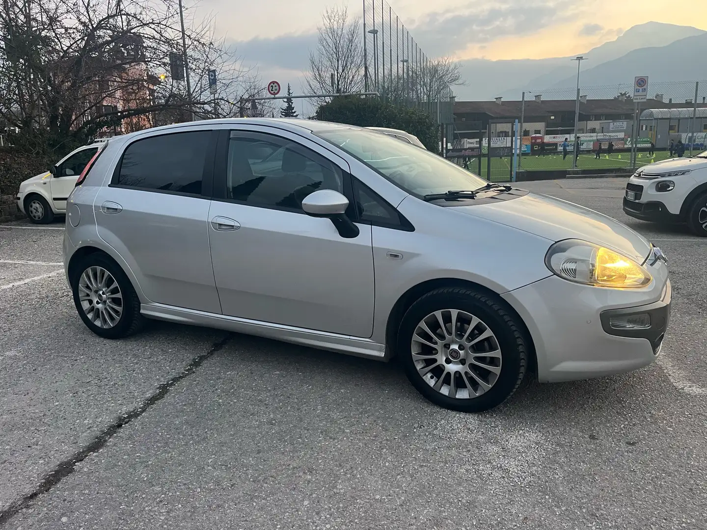 Fiat Grande Punto 5p 1..4 mjt 16v EVO clima 75cv - 1