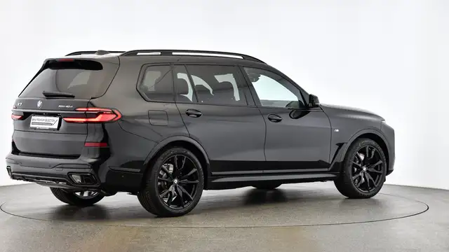 BMW X7 view 6