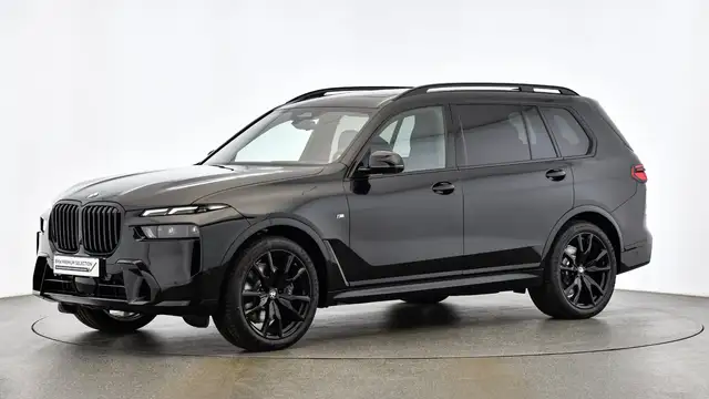 BMW X7 view 3