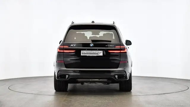BMW X7 view 5