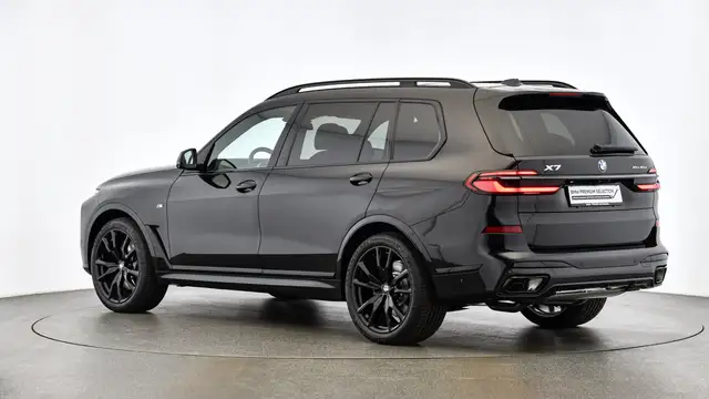 BMW X7 view 4