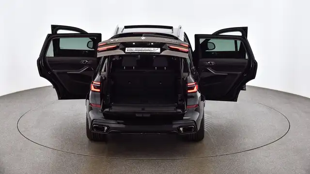 BMW X7 view 11
