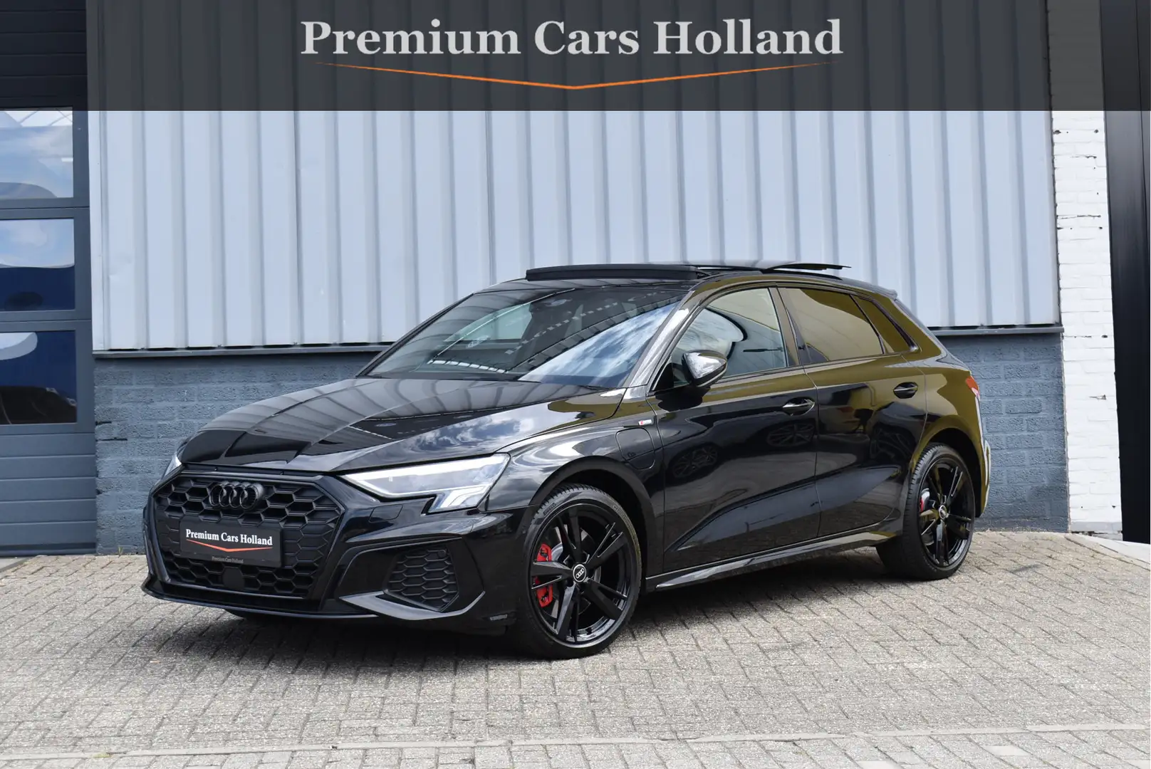 Audi A3 Sportback 45 TFSI e S-Line Competition Black Ed Pa Zwart - 1