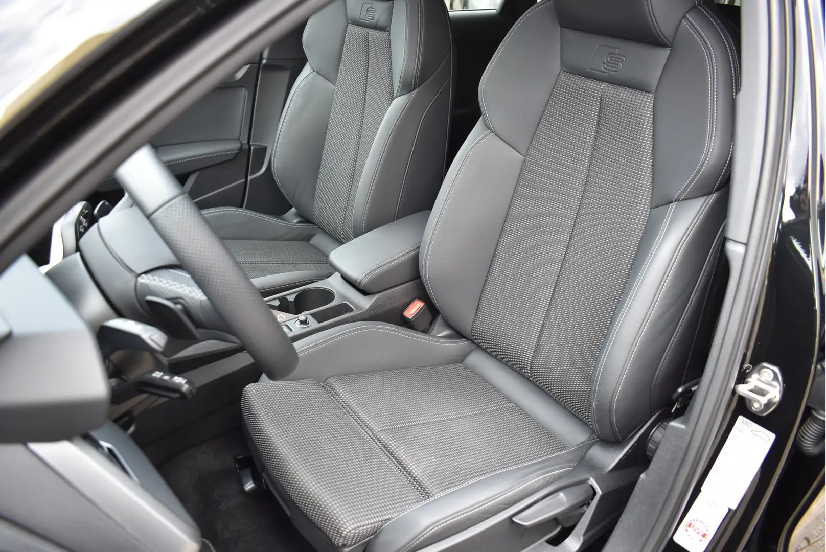 Audi A3 Sportback 45 TFSI e S-Line Competition Black Ed Pa Zwart - 2