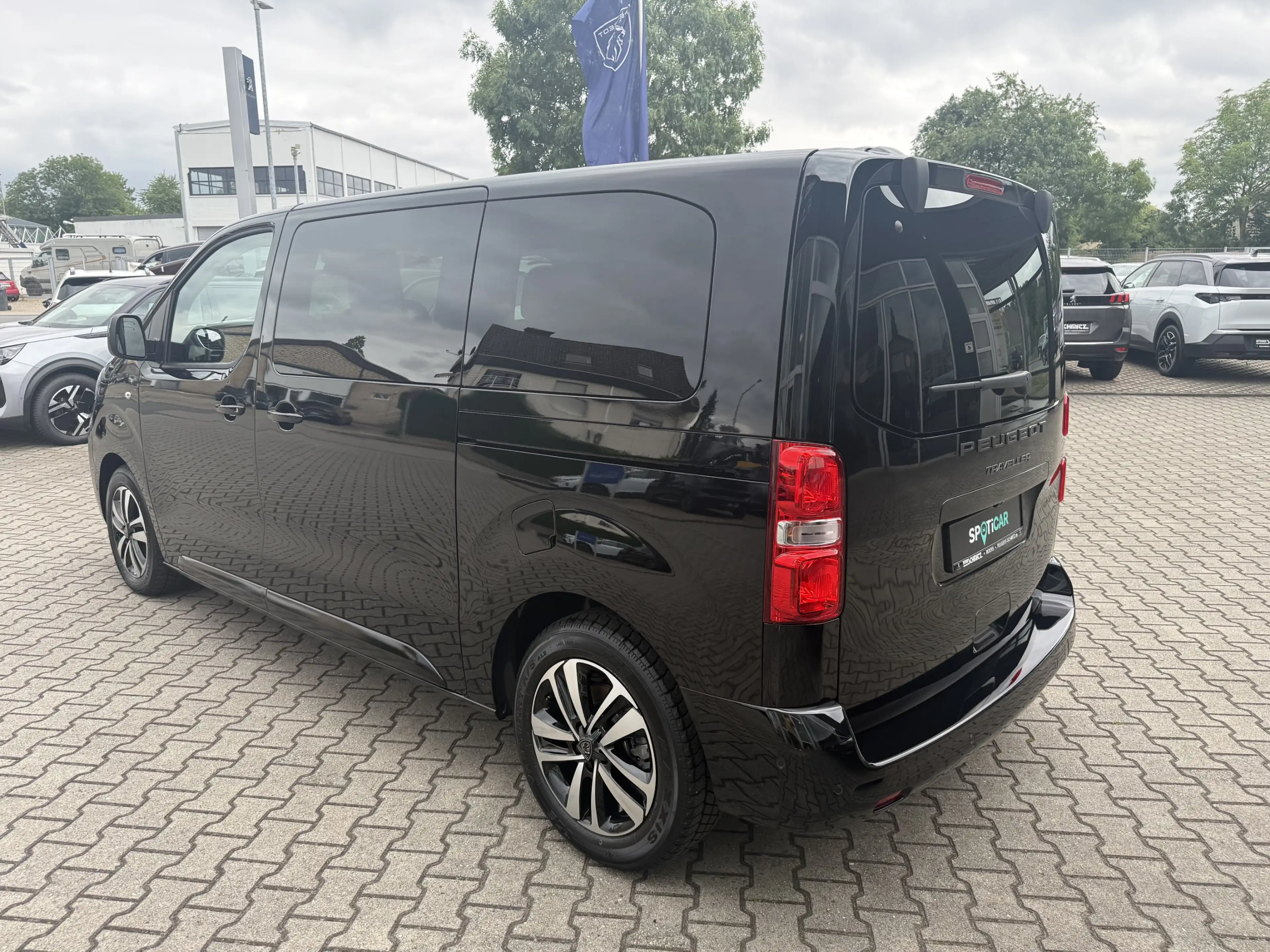 Peugeot Traveller L2 BlueHDI 180, ACC, el. Schiebetüren, AHK, uvm. — photo 7