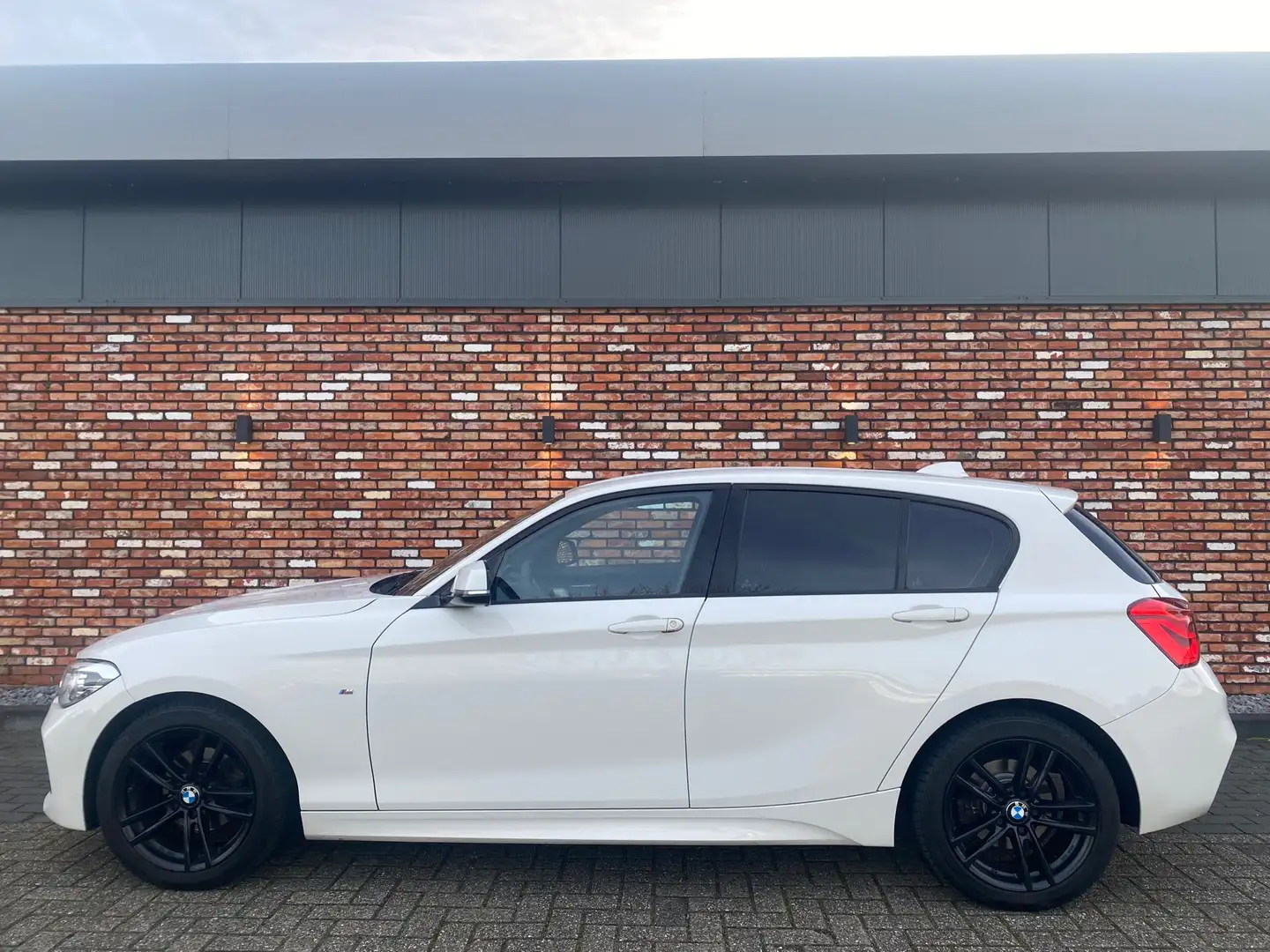 BMW 116 1-serie 116i M Sportpakket 5drs Led Cruise Navi bj Wit - 2