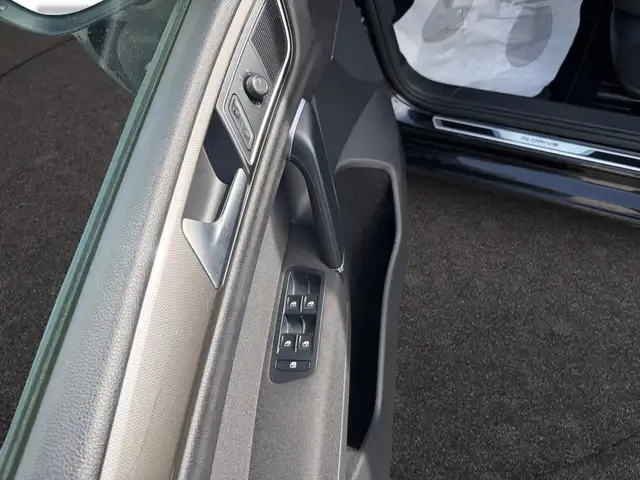 Volkswagen Golf view 4