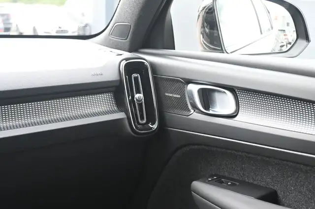 Volvo XC40 view 15